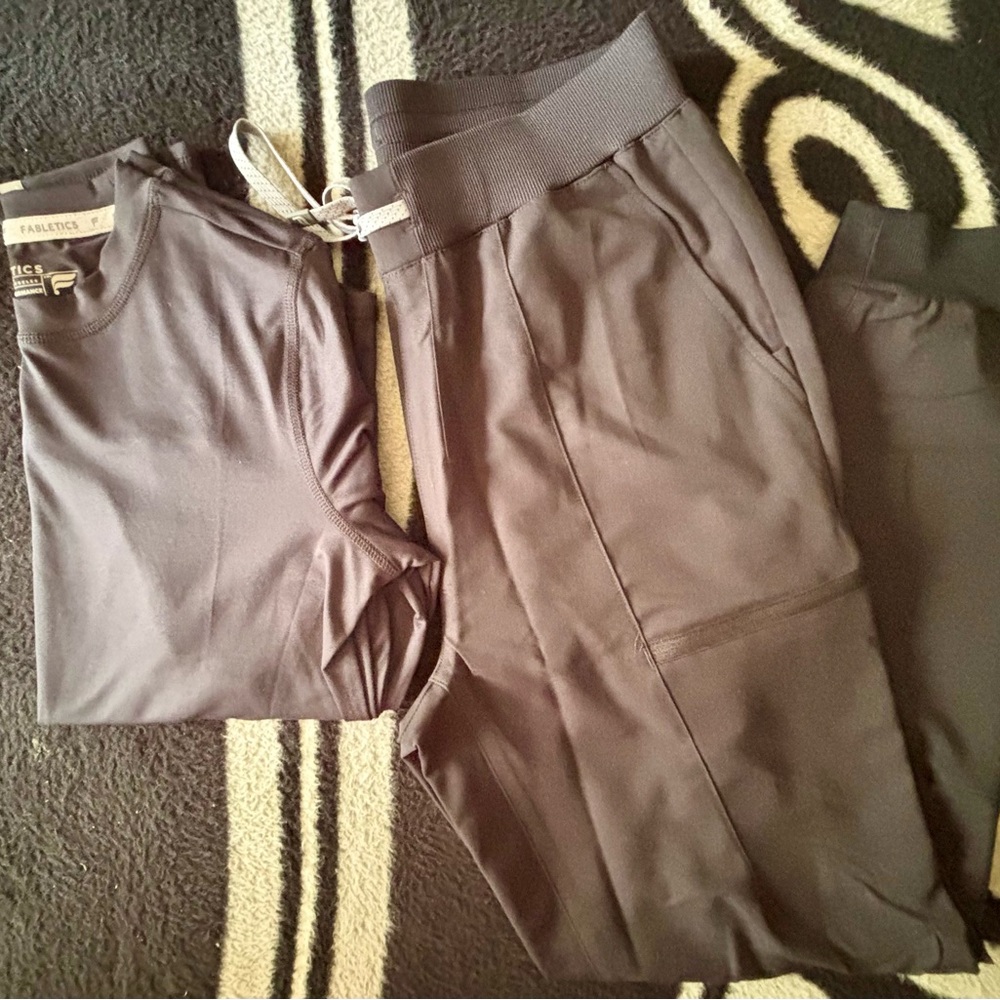 Fabletics Scrub Set